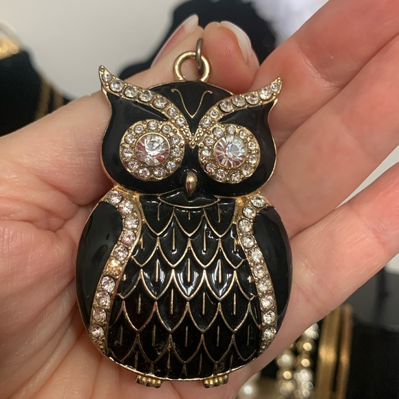 Rhinestone and enamel owl pendant - large - Picture 1 of 4